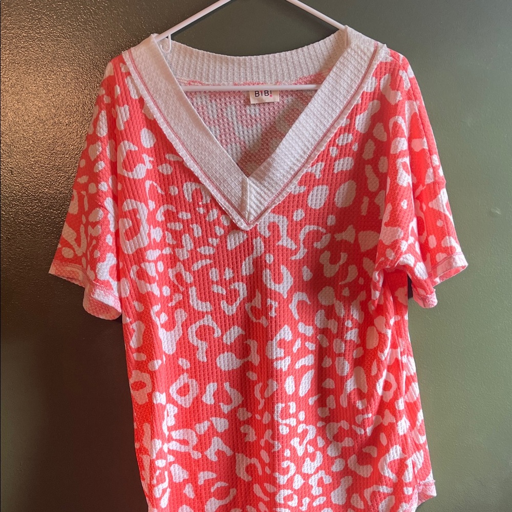 BiBi Women's Short Sleeve V-Neck in Coral and White